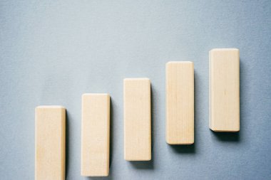 mavi bir yüzey üzerinde hafif ahşap küp are