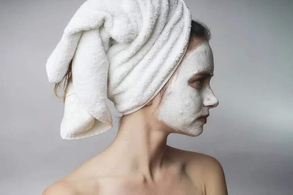 Wanita menikmati spa putih mack, scrub di face.Clean kulit — Stok Foto
