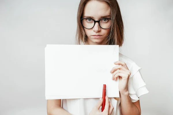 Seriöses Mädchen auf weißem Blankopapier — Stockfoto