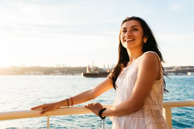 Günbatımı ve gülüyor, bir yat, bir feribot tekne gezisi, lüks Istanbul seyahat bir güzel latin kız portresi