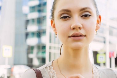 şehirde yürüyüş, poz ve kameraya bakıyor güzel çekici kız