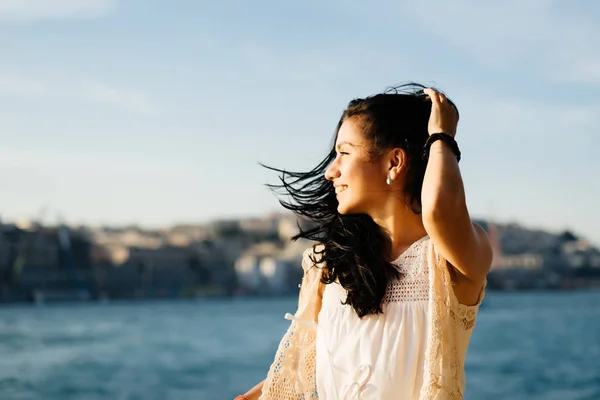 Libertà ragazza latina godendo il tramonto sulla barca, rilassato e felice — Foto Stock