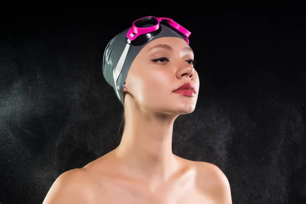 Confiado mujer fuerte nadador en una gorra de natación y gafas se ve recta —  Fotos de Stock