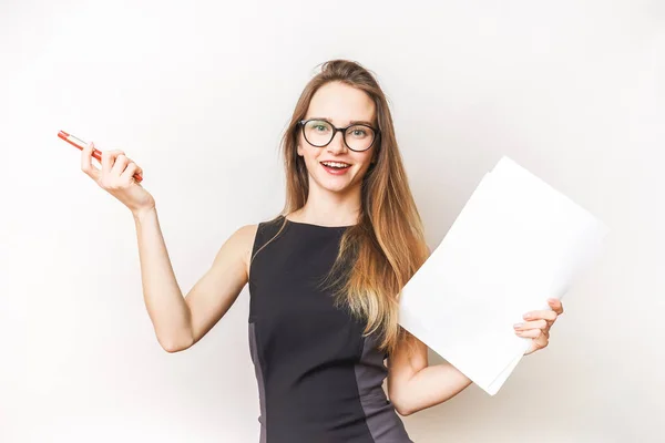 Stylisches erfolgreiches junges Mädchen mit Brille, Büroangestellte, hält Dokumente in den Händen und sieht glücklich aus — Stockfoto