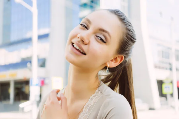 Ridendo giovane ragazza che cammina per la città, posa, guardando la fotocamera — Foto Stock