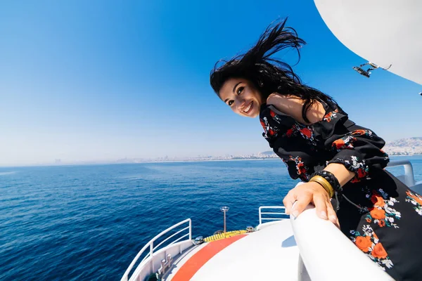 Båt kvinna leende glad ute på havet segla genom. asiatiska kaukasiska kvinnlig modell — Stockfoto
