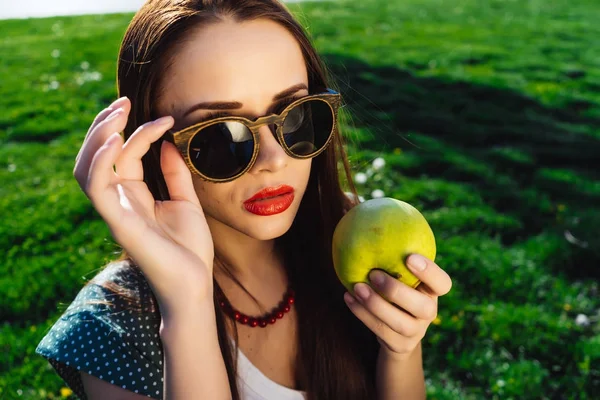 Moda femenina en gafas de sol.Chica lleva gafas al aire libre, verano — Foto de Stock