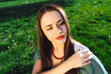 Seksi başarılı genç kadın, arka plan, havanın tadını boşaltmak, çimen