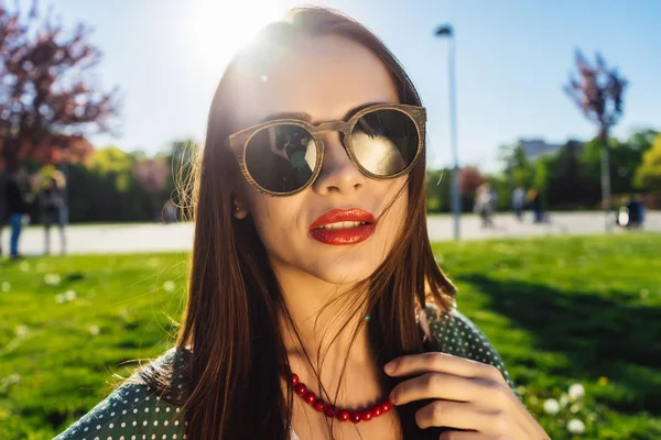 Fashion woman in glasses outside.Summer glamour smiling girl — Stock Photo, Image