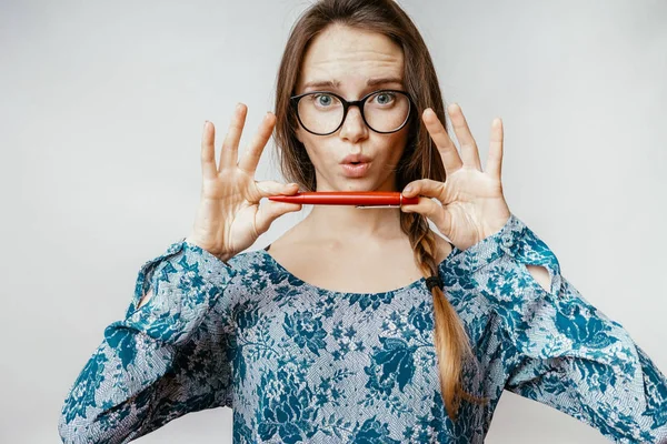 Donna d'affari con penna, insegnante, isolata, in occhiali e una giacca alla moda — Foto Stock