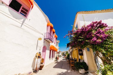 Alaçatı, Çeşme eski şehir sokaklarında moda kadın