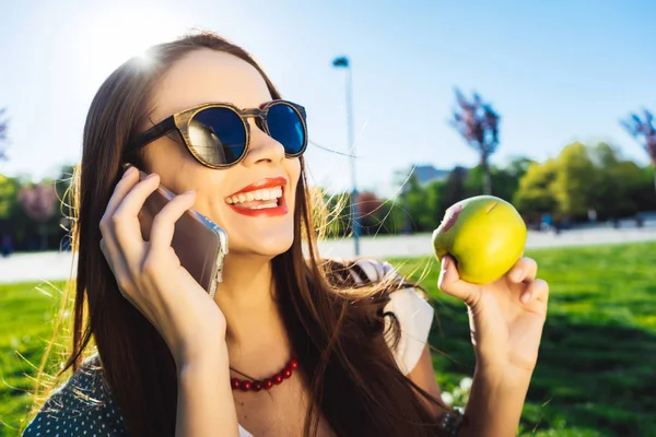 Bella donna sorridere. Sbiancamento dei denti. Cure dentali . — Foto Stock