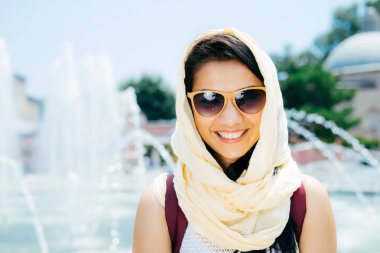 gülümseyen güneş gözlüğü, kameraya, seyir başında başörtüsü mutlu siyah saçlı kız