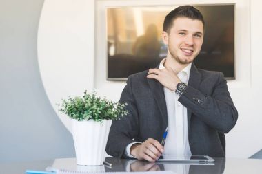 Office, masada oturan başarılı mutlu genç adam, memur, gülümseyen