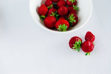 Taze çiğ sağlıklı beslenme çilek meyve plaka, izole beyaz, görünümü yukarıda, flatlay yakın-up, boşaltmak için metin, çerçeve