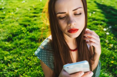 Üzgün üzgün öğrenci kadın manifatura, kullanım cep telefonu