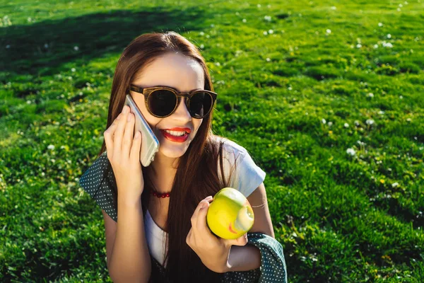 Donna sorridente che parla con smartphone e pettegolezzi, ride — Foto Stock