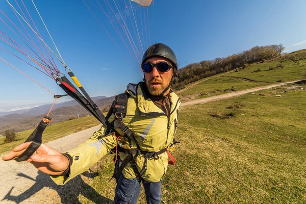 Un hombre barbudo adulto en gafas se recoge para volar en un avión — Foto de Stock