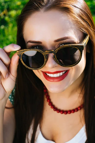 Mujer en gafas, chica con gafas de sol, copyspace, lápiz labial rojo en los labios sonriendo — Foto de Stock