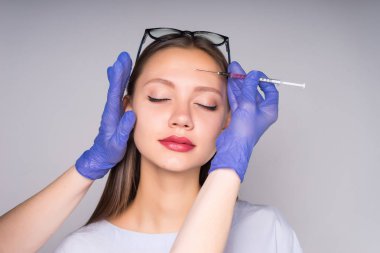 genç güzel kız yüz gençleştirme için enjekte