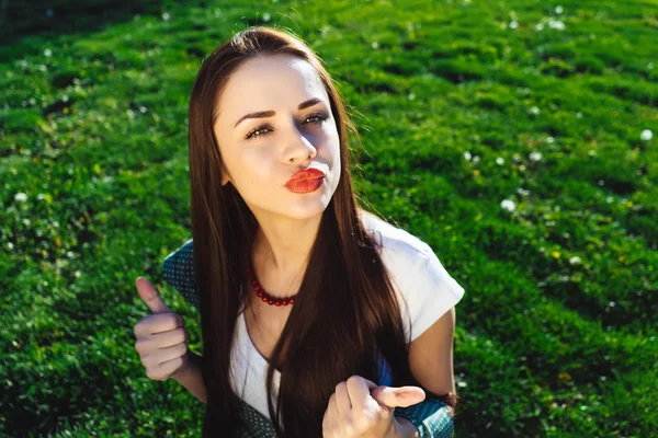 Smiling woman shows thumbs up,grass background,summer happiness — Stock Photo, Image