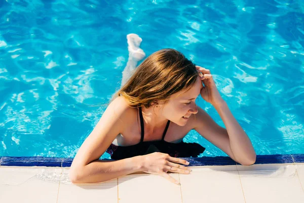 太陽を楽しんで、笑ってファッショナブルな黒の水着、スイミング プールの女の子 — ストック写真