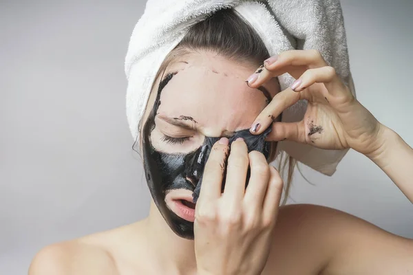 Mujer quitar máscara negra, buenos resultados. Exfoliación facial, poros de exfoliación, piel limpia — Foto de Stock