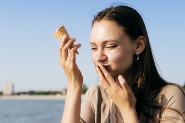 Kız telefonda konuşurken gülüyor nehir arka plan üzerinde