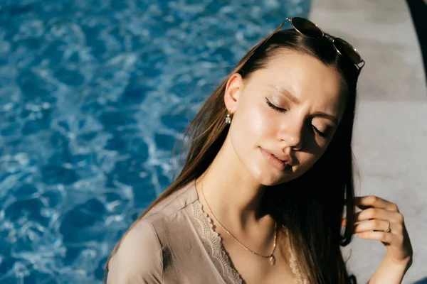 Uma menina descansa no fundo de uma grande piscina — Fotografia de Stock