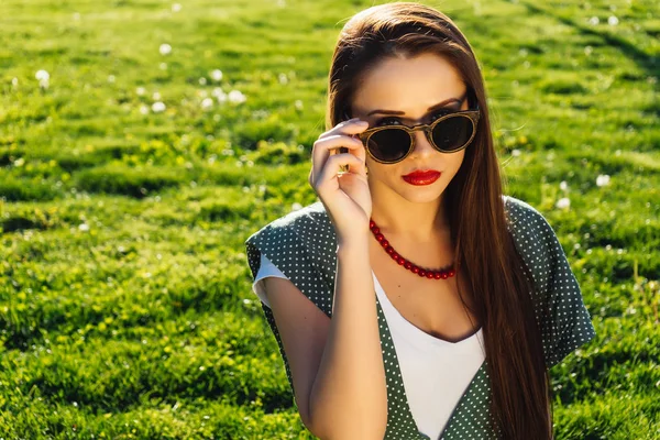 Retrato de Happy Fashion Woman em óculos de sol. Sorrindo menina da moda no verão . — Fotografia de Stock