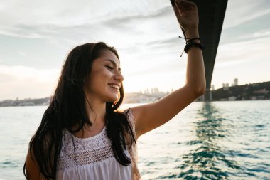 Gemi tatil kadının seyahat etmek tatil denizde seyir. Ücretsiz kaygısız mutlu kız Kollarını açarak özgürlük poz Ocean adlı arıyorsunuz.
