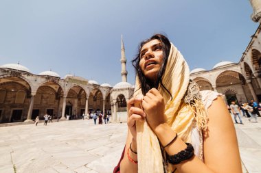 Bir eşarp genç bir Müslüman kadın Istanbul camiye gider. Yaz tatili, seyahat. İspanyol kız, İran, Suriye kadın