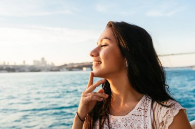 Günbatımı ve gülüyor, bir yat, bir feribot tekne gezisi, lüks Istanbul seyahat bir güzel latin kız portresi