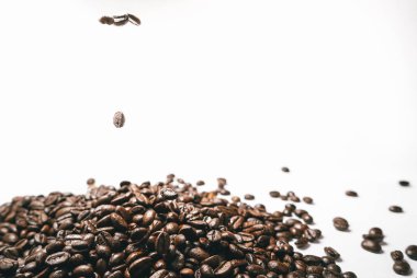 Beyaz arka plan, güzel doku, tahıl bir sürü güzel kokulu kahverengi kahve çekirdekleri