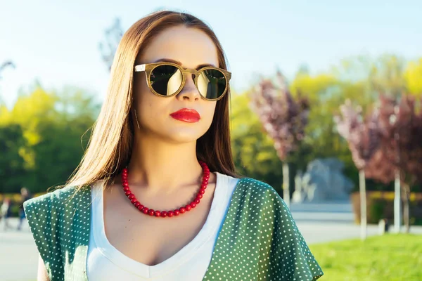 Gioiosa donna in stile moda in vetro.Ragazza con occhiali da sole scuri — Foto Stock