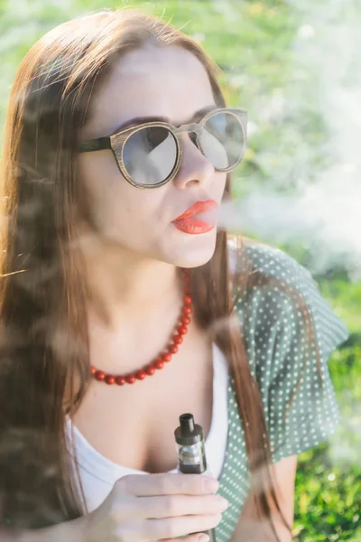 Boldog, mosolygós nő vape Street, füst dohányzás napszemüveg divat — Stock Fotó