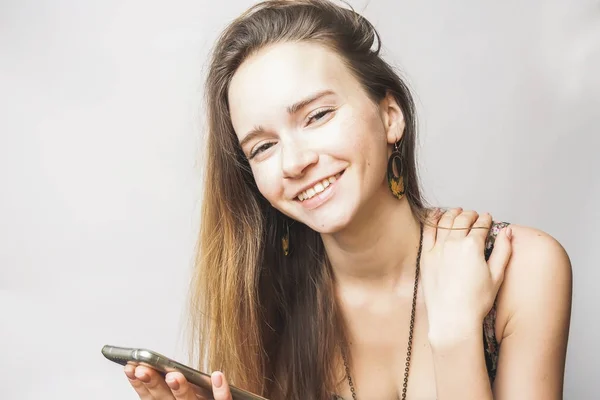 Verão positivo feliz jovem mulher com sorriso smartphone — Fotografia de Stock