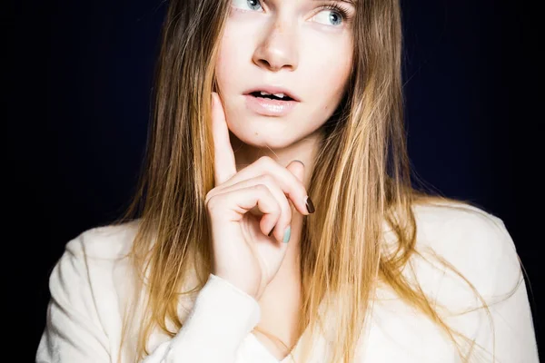 A menina pensativa de cabelos compridos olha para o lado. isolado sobre um fundo azul — Fotografia de Stock