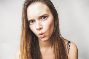 Sürpriz öfkeli kadın, iri gözlü, yakın çekim, sorun, beyaz bir arka plan üzerinde