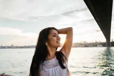 Gemi tatil kadının seyahat etmek tatil denizde seyir. Ücretsiz kaygısız mutlu kız Kollarını açarak özgürlük poz Ocean adlı arıyorsunuz.