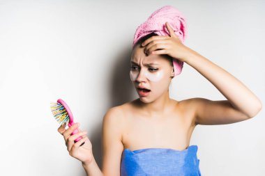 Ona kafa aynaya bakıyorum ve onun görünümünü memnun pembe havlu ile genç kız