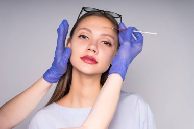 genç güzel kız yüz gençleştirme için enjekte