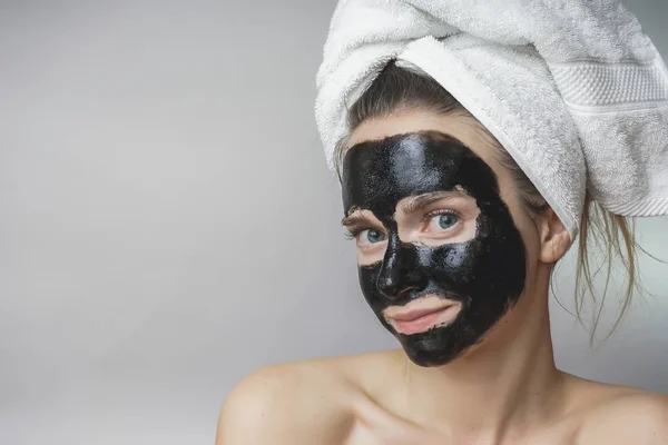 Senyum bahagia wanita diterapkan kulit mack hitam untuk face.moisturizer — Stok Foto