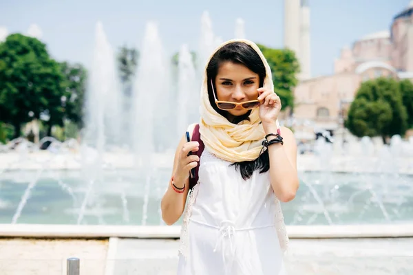 A close up portrait of a young modern Muslim woman on summer vacations dresses glasses and smiles — Stock Photo, Image