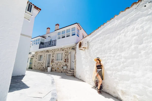 Turista de viajes Happy Woman Santorini, Islas Griegas, Grecia, Europa. Chica en vacaciones de verano visitando famoso destino turístico divirtiéndose sonriendo en Oia . — Foto de Stock