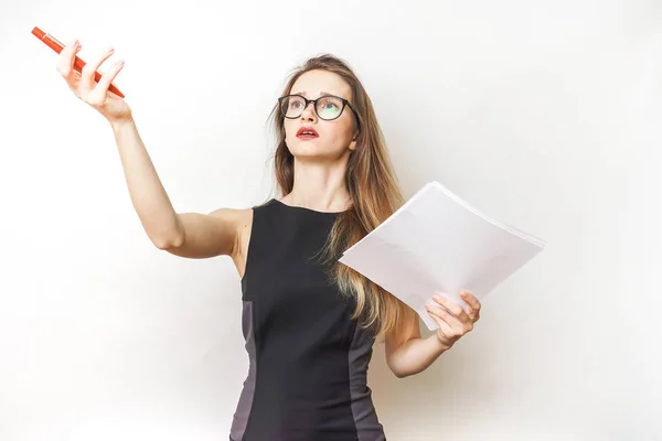 Inspiration junge Büroangestellte mit Brille, in modischem schwarzen Kleid hält Dokumente in der Hand — Stockfoto
