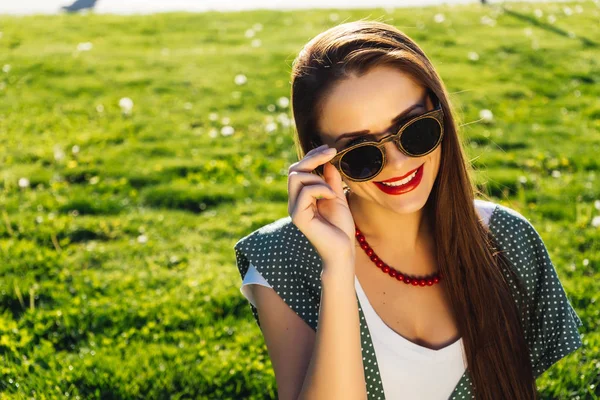 Retrato de Happy Fashion Woman em óculos de sol. Sorrindo menina da moda no verão . — Fotografia de Stock