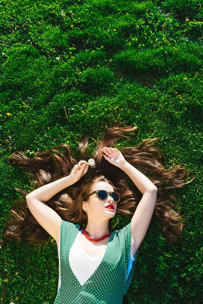 Legrační módní radosti šklebilka smát na trávě, zobrazit nad — Stock fotografie