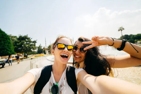 Bella studentessa ragazze in vacanza fare una foto di se stessi. Selfie, occhiali da sole — Foto Stock