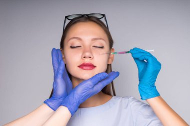 genç güzel kız yüz gençleştirme için enjekte